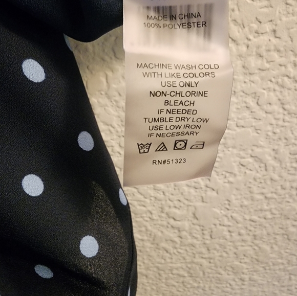 Vince Camuto Women's Large Dark Blue Tank With Light Blue Polka Dots - Picture 5 of 5